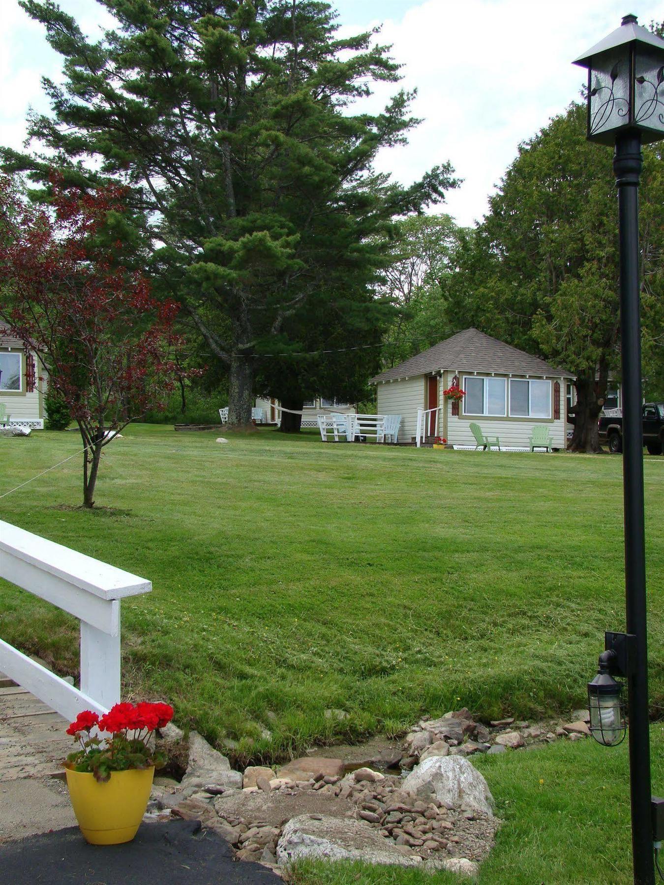 Bay Leaf Cottages & Bistro Lincolnville Exterior photo